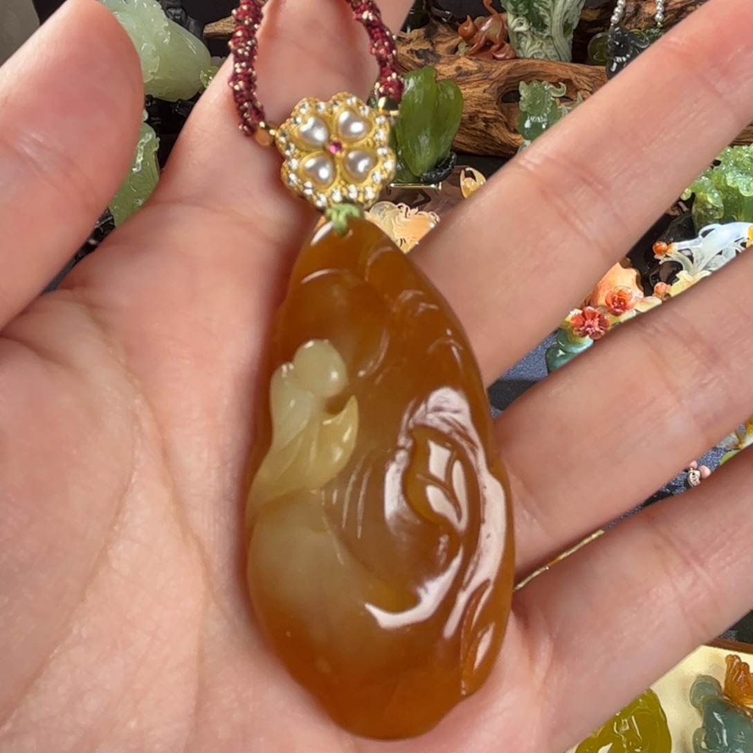 柒***。蛇纹石玉未镶嵌颈饰