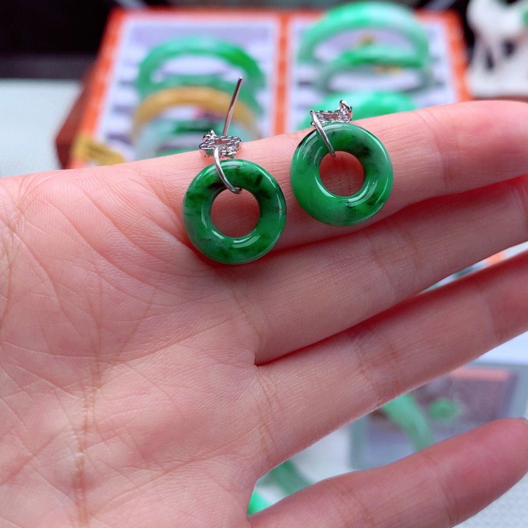 翡翠未镶嵌耳饰猫****事翡翠