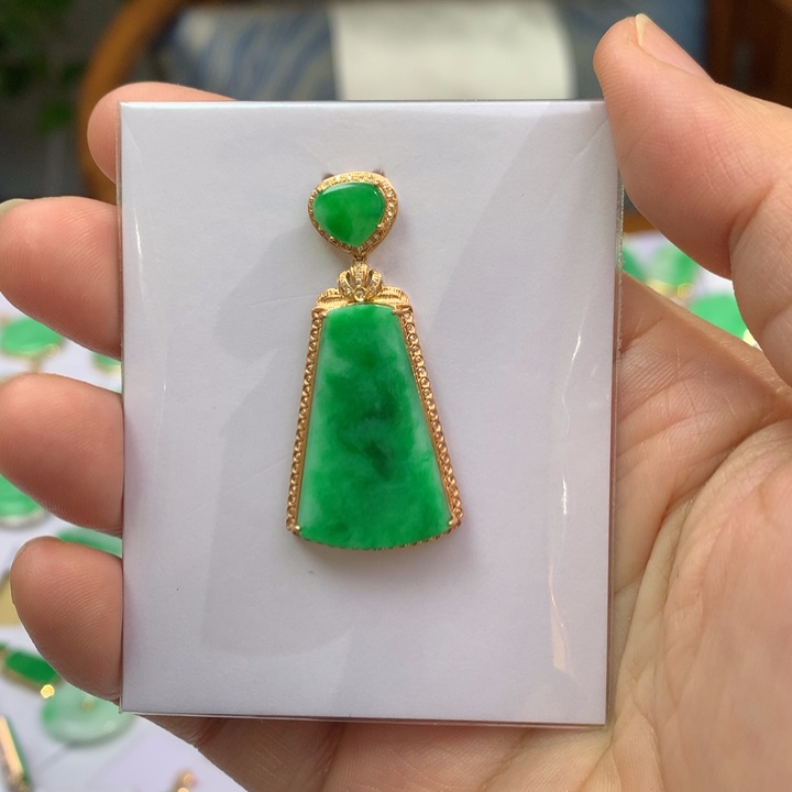 翡翠颈饰18K金镶嵌翡翠吊坠