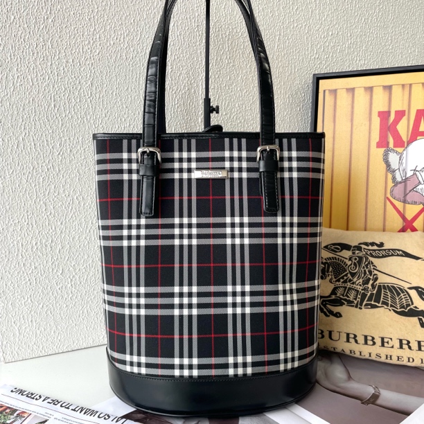 95新 BURBERRY/博柏利 XM/经典黑白格纹拼皮单肩水桶/WJ02121101