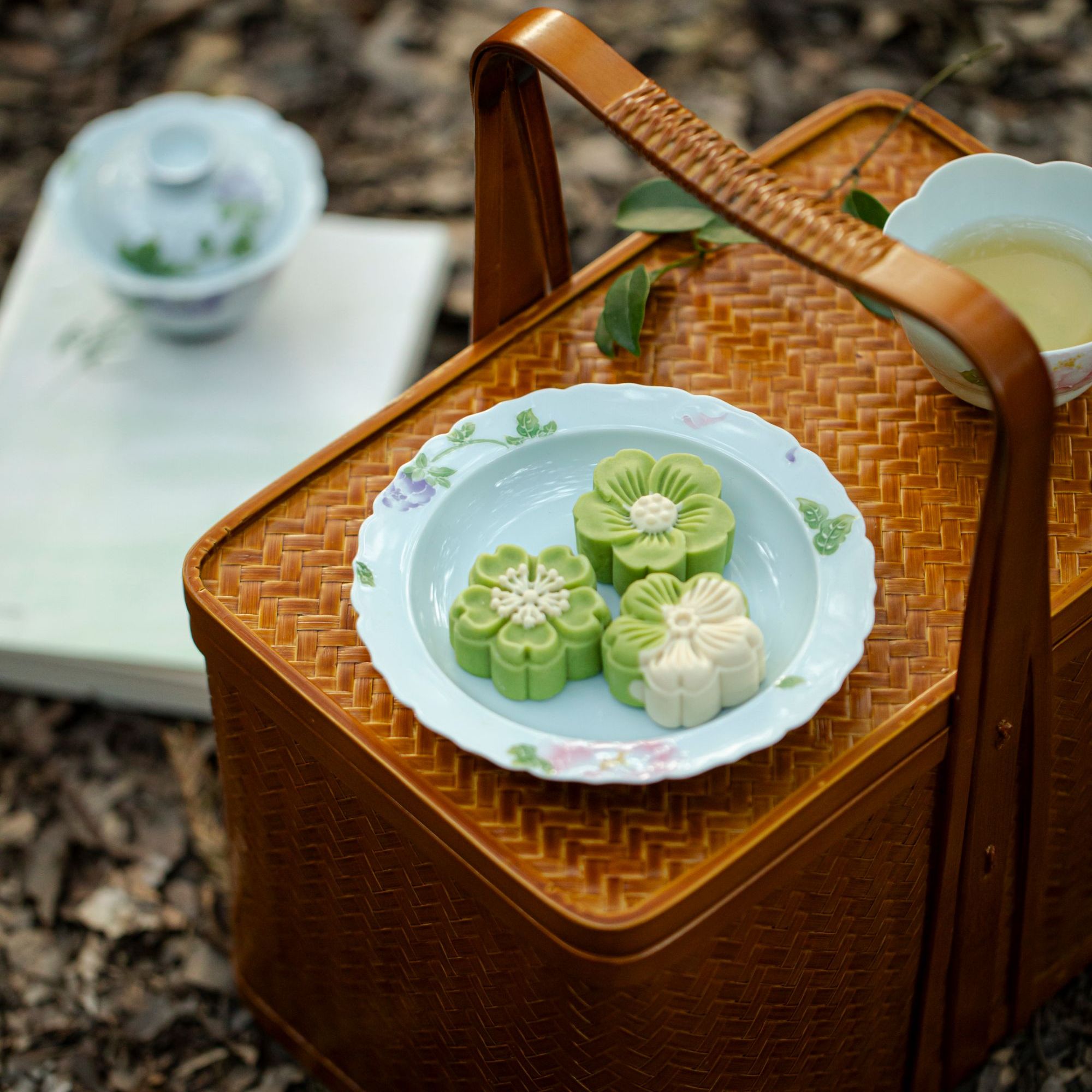 明知山志-牡丹颂-欣悦花口壶承