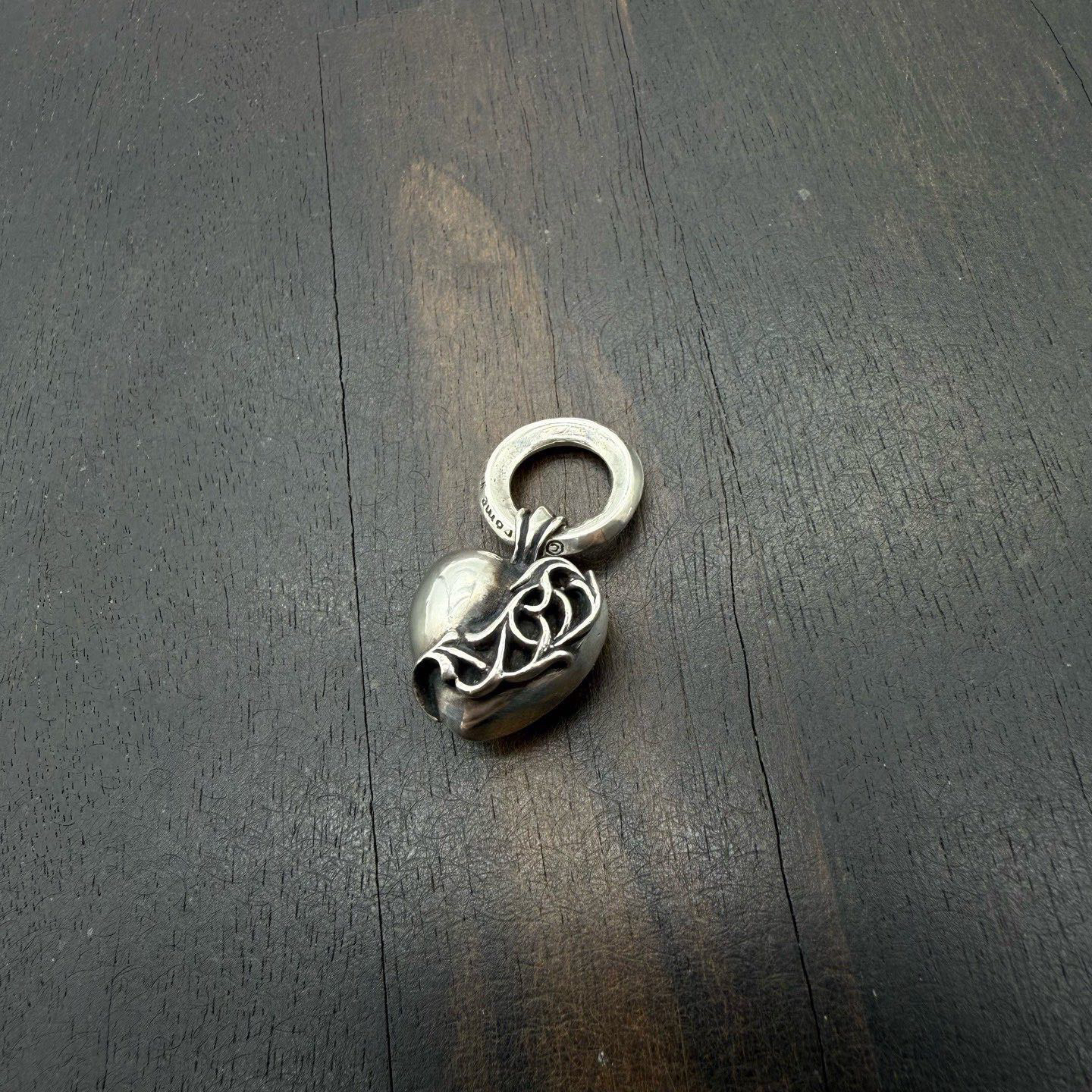 Chrome Hearts 克罗心 中号 藤蔓爱心吊坠
