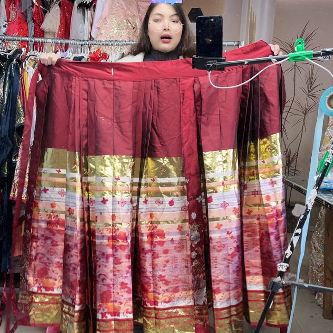 秒010红色半身长裙