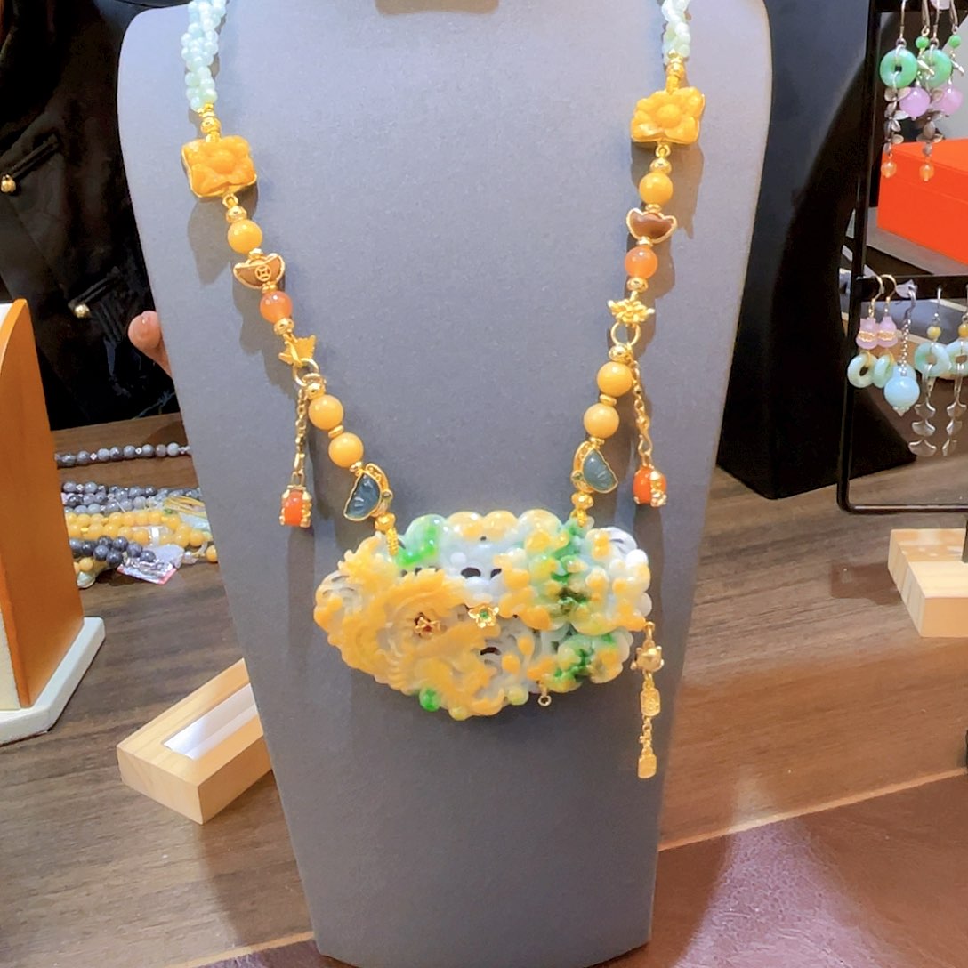 翡翠颈饰未镶嵌飞***象颈饰