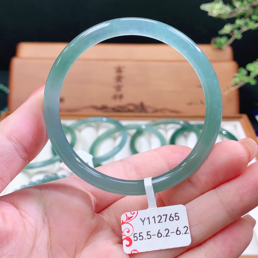 翡翠手镯未镶嵌天然
