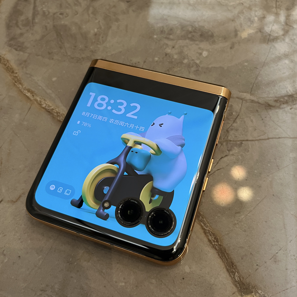 9新 Motorola/摩托罗拉 razr40 ultra国行原装刀锋经典折叠屏手机