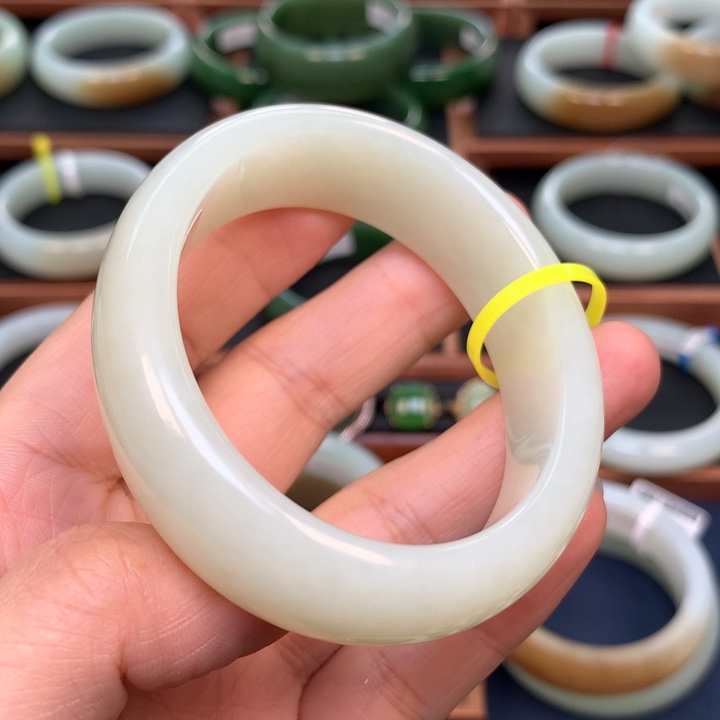 和田玉手镯未镶嵌狗***。53