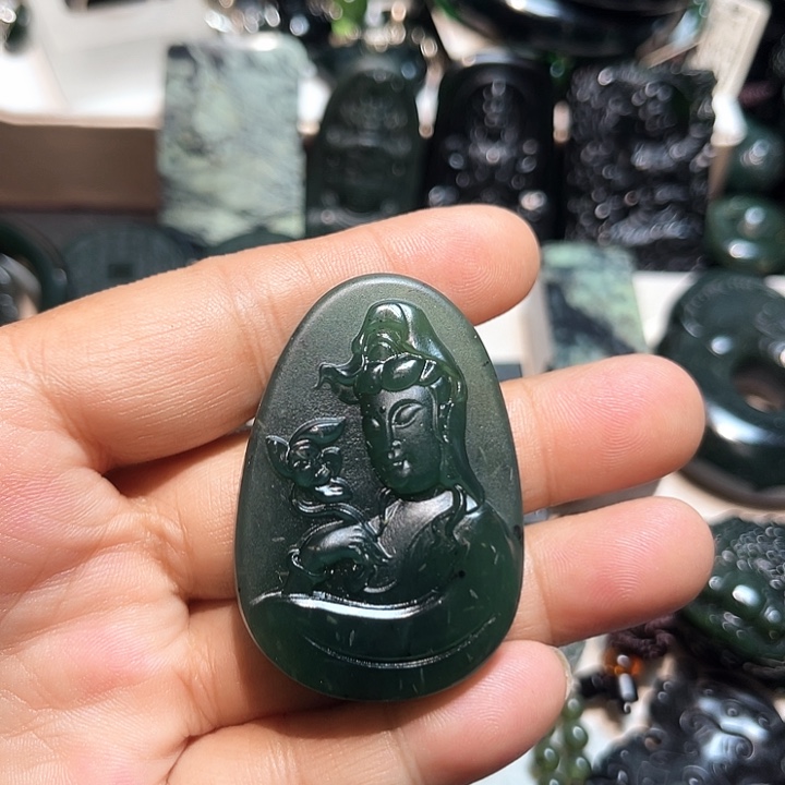 蕊***⁹蛇纹石玉未镶嵌颈饰