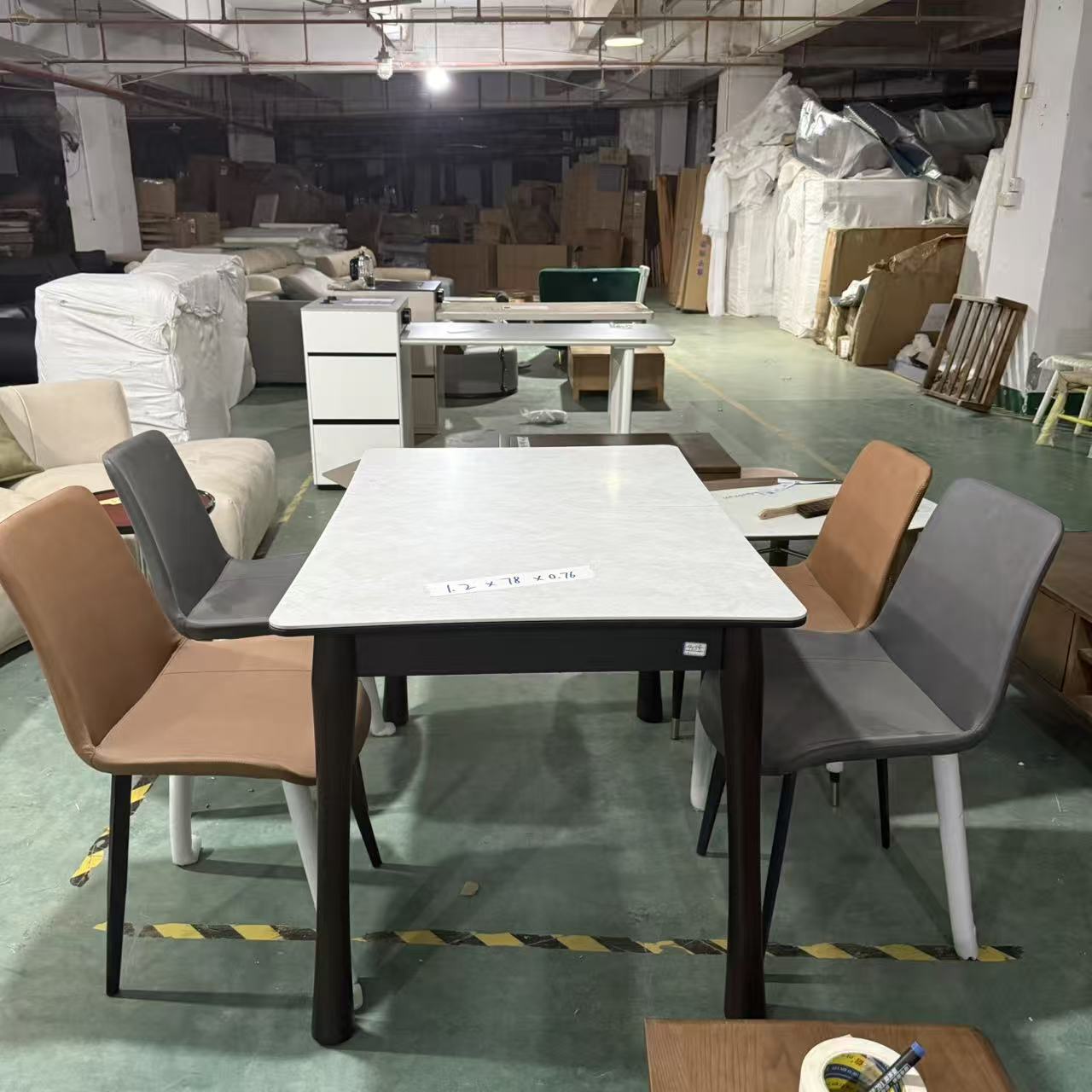 K 餐桌  尺寸：1.2*78*0.76 样品