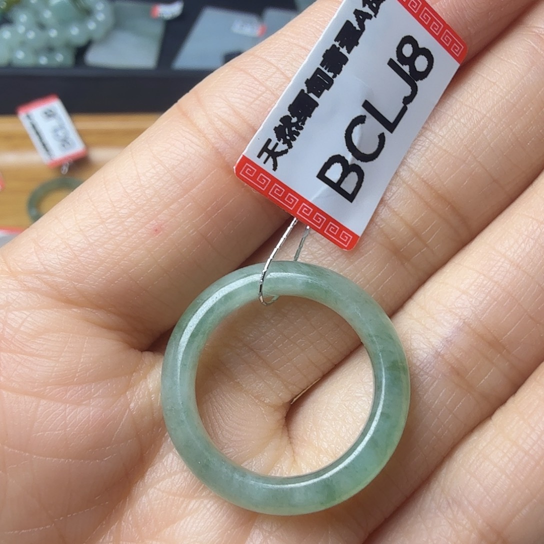 兔***爷翡翠未镶嵌颈饰天然缅甸翡翠A货