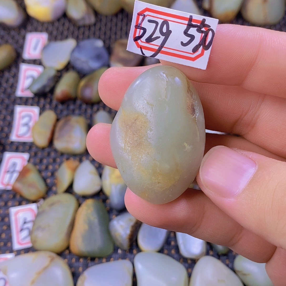 颈饰未镶嵌和田玉（糖玉）