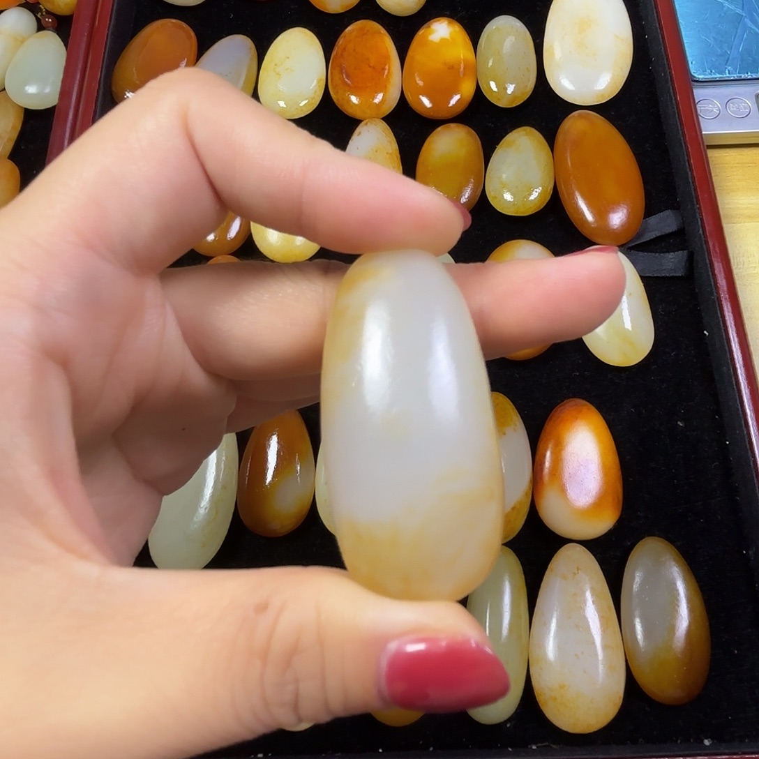 玉***儿颈饰未镶嵌和田玉