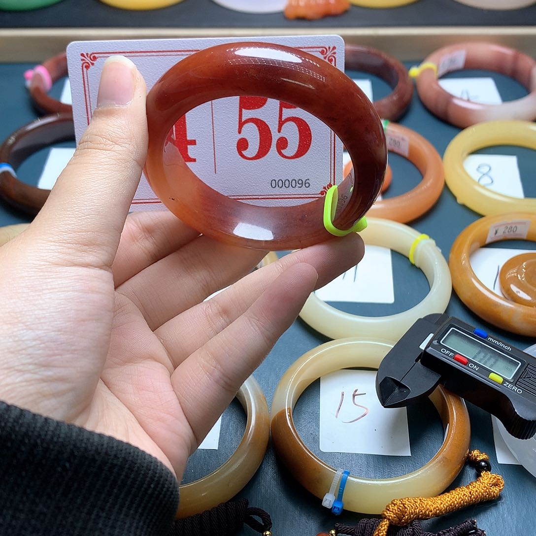 未镶嵌石英质玉（黄龙玉）手镯