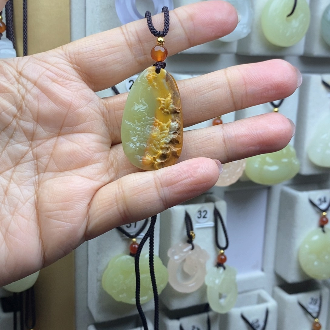 颈饰未镶嵌石英质玉（金丝玉）平**福