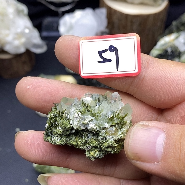 有机玻璃巴基斯坦绿莲石水晶共生59