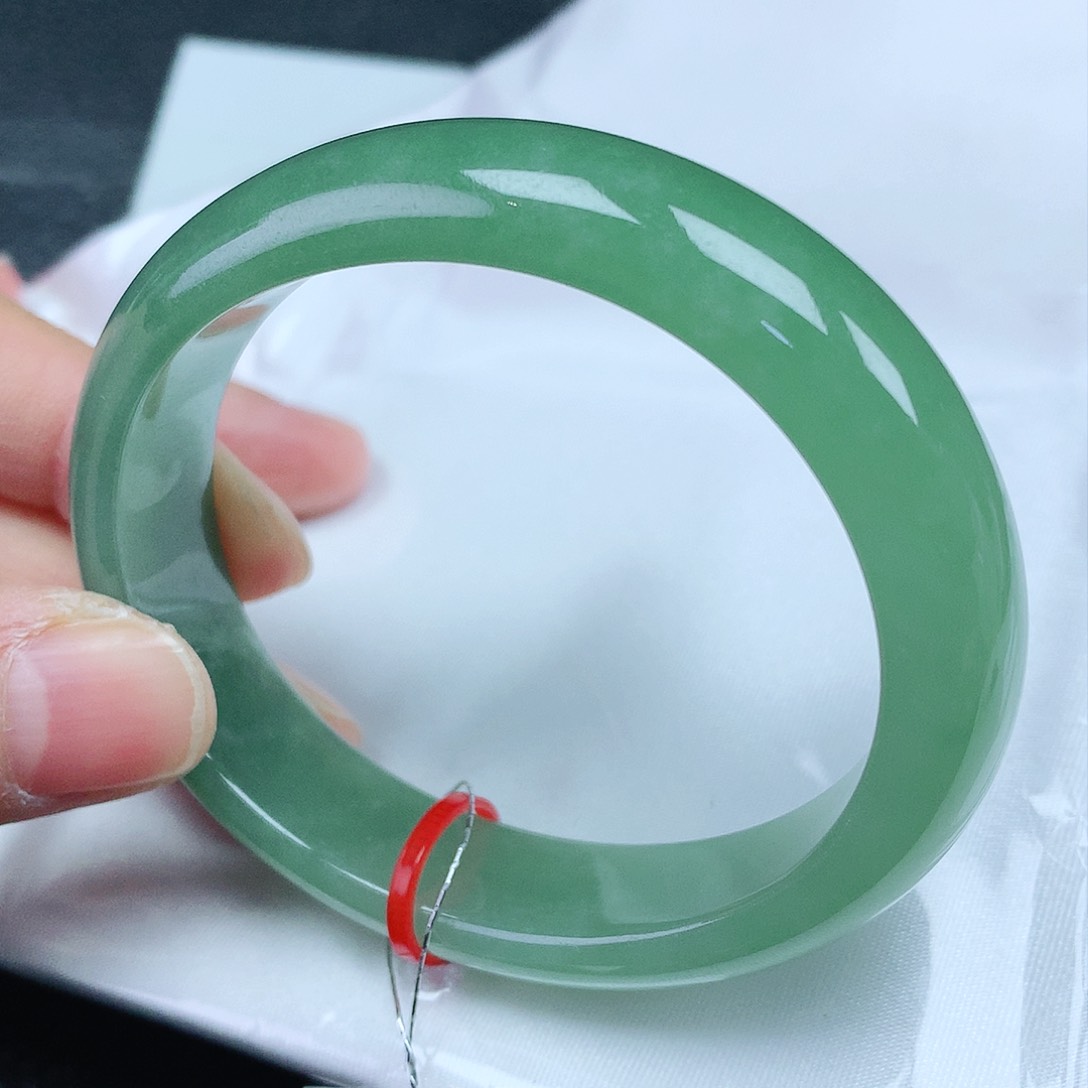 翡翠手镯未镶嵌57贵