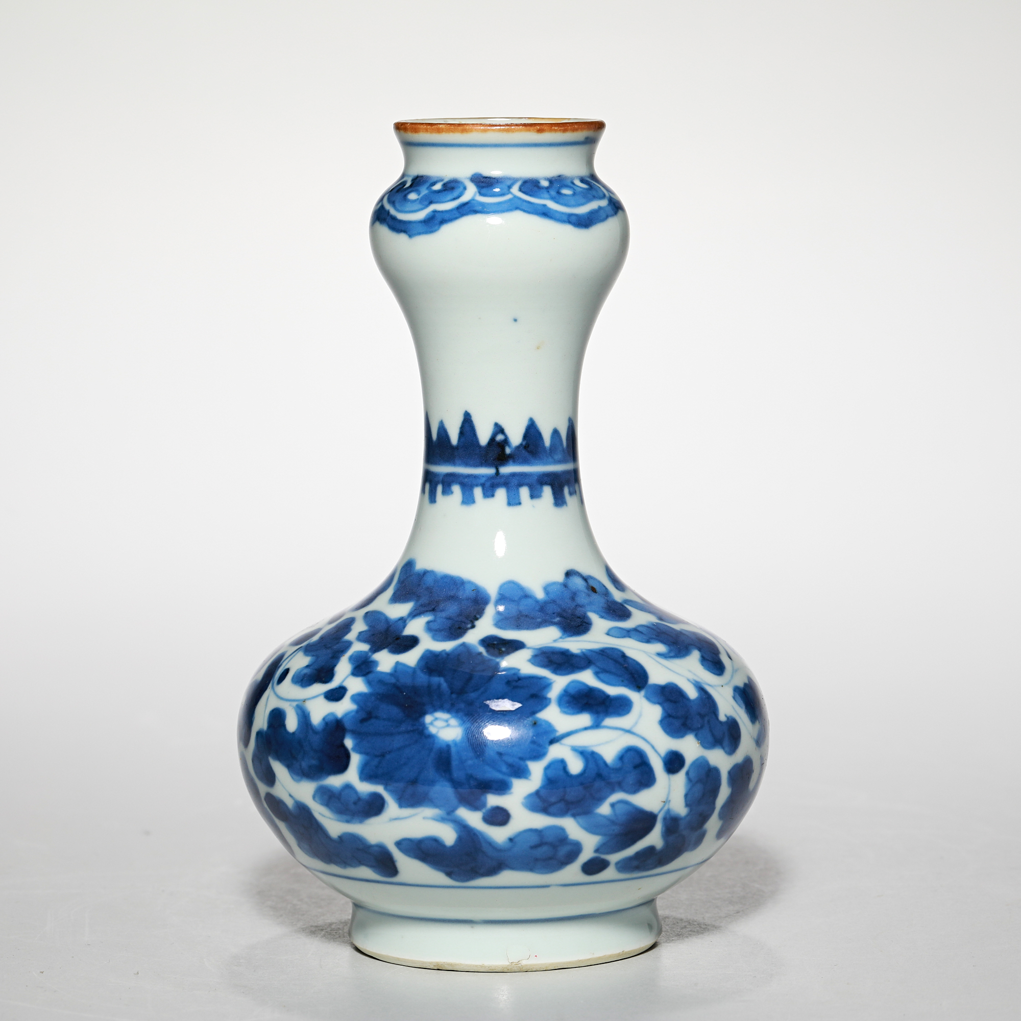 3875清康熙·青花花卉纹蒜头瓶【古董拍卖】