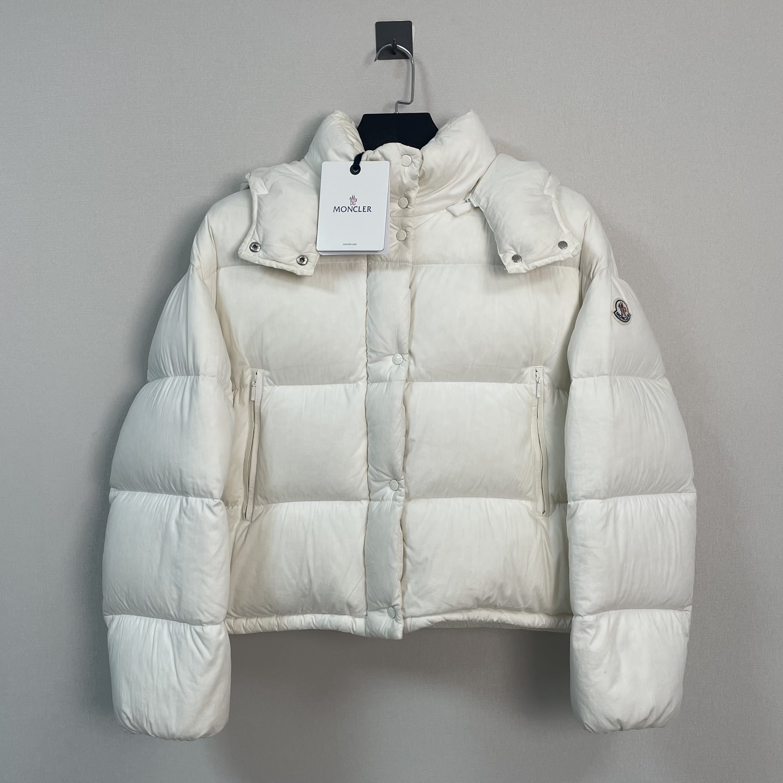 未使用 MONCLER 盟可睐新款徽标/1码/全新带吊/价13900
