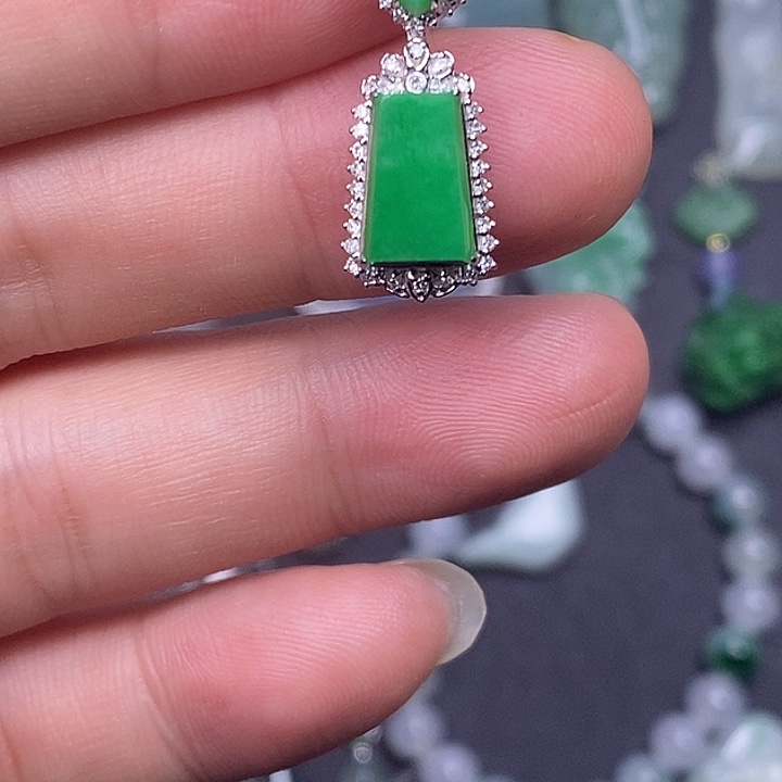 翡翠18K金镶嵌颈饰天然缅甸翡翠A货