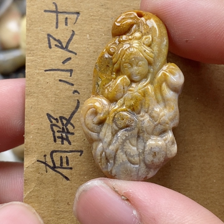 颈饰未镶嵌硅化珊瑚（珊瑚玉）