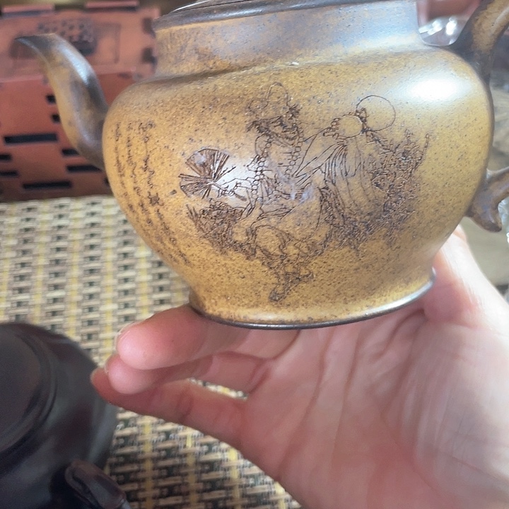 紫砂茶壶原矿泥料手工制作的紫砂壶。