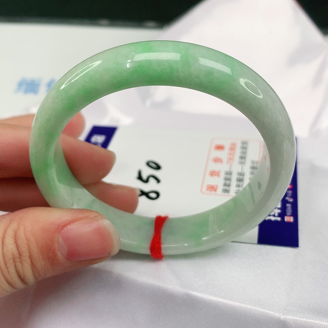 翡翠手镯未镶嵌翡翠