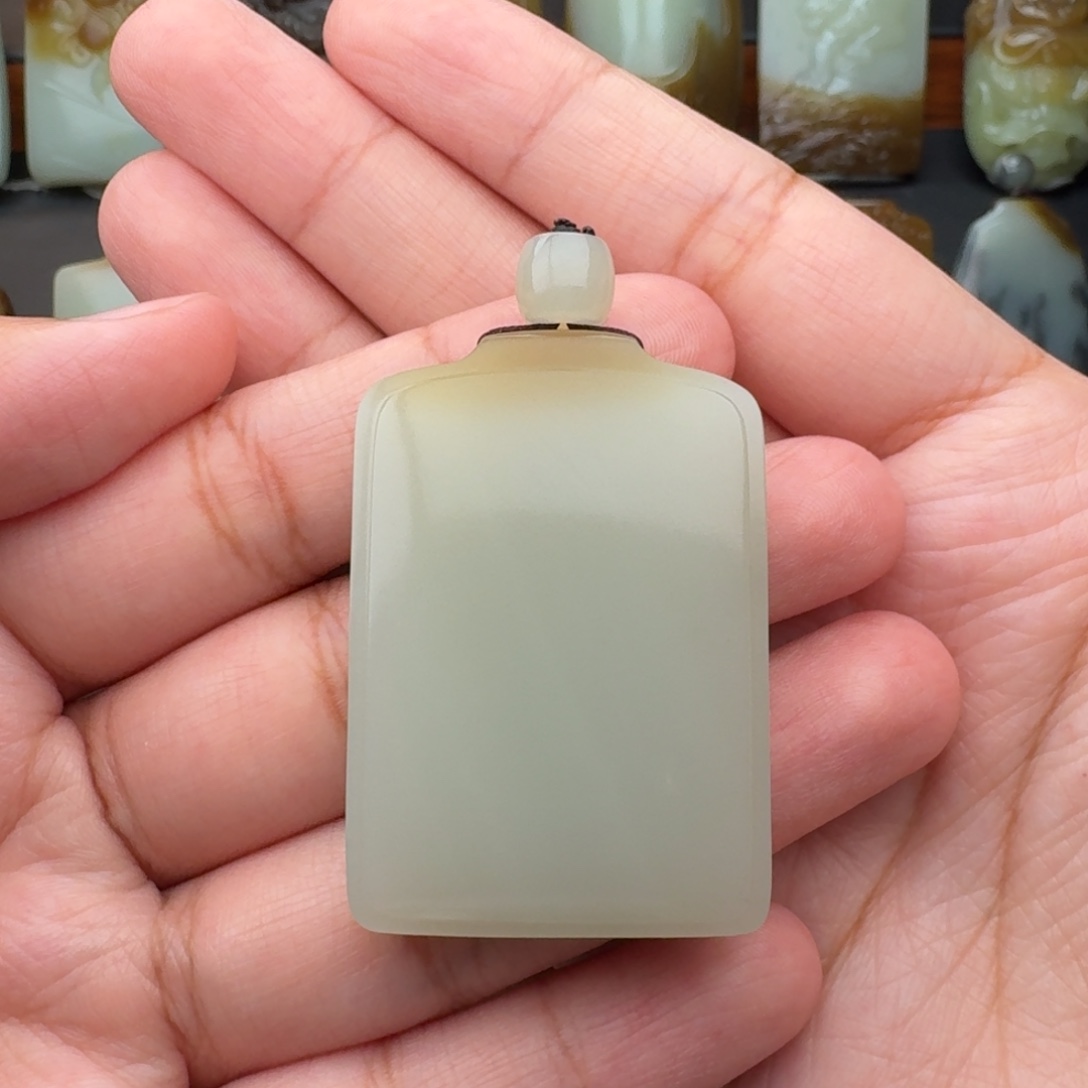 远***人和田玉未镶嵌颈饰