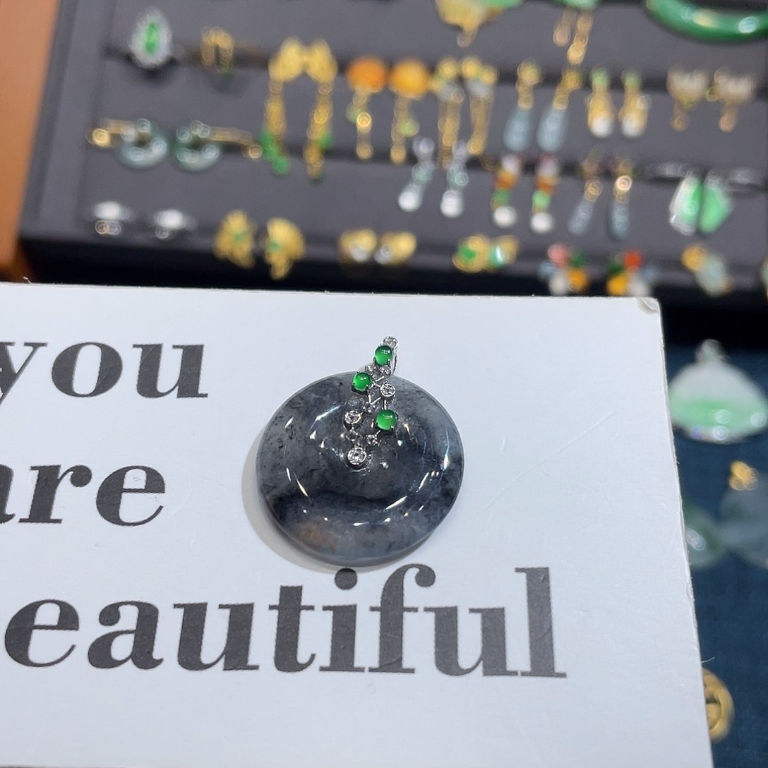 翡翠颈饰18K金镶嵌乌鸡平安扣