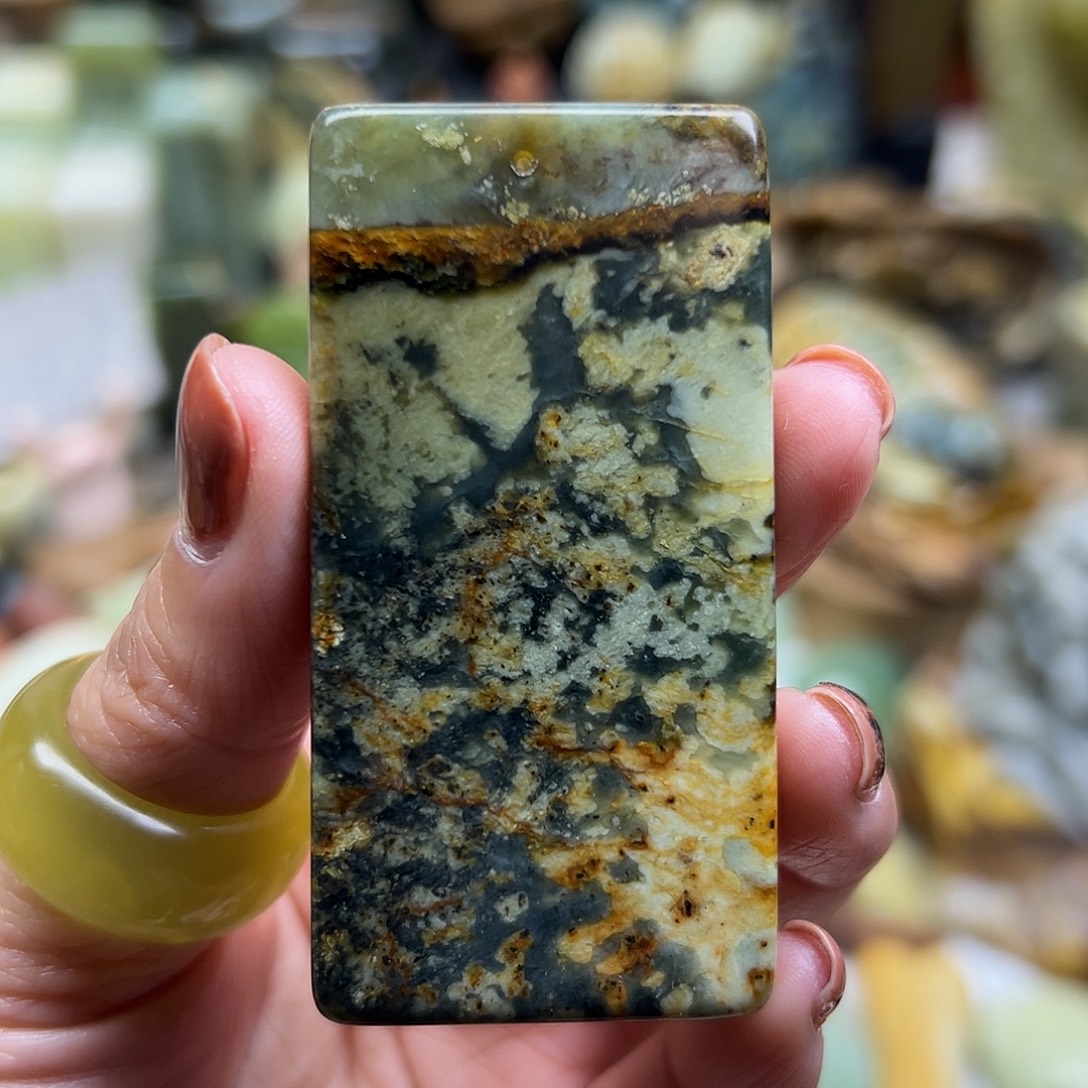 岫玉未镶嵌颈饰花玉球蓝牌牌