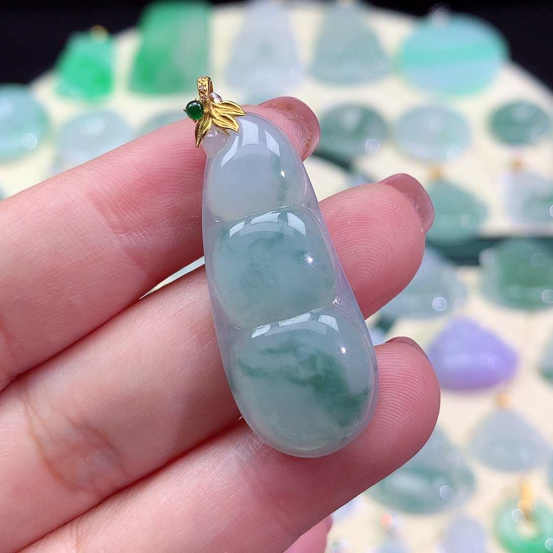 翡翠18K金镶嵌颈饰四季豆