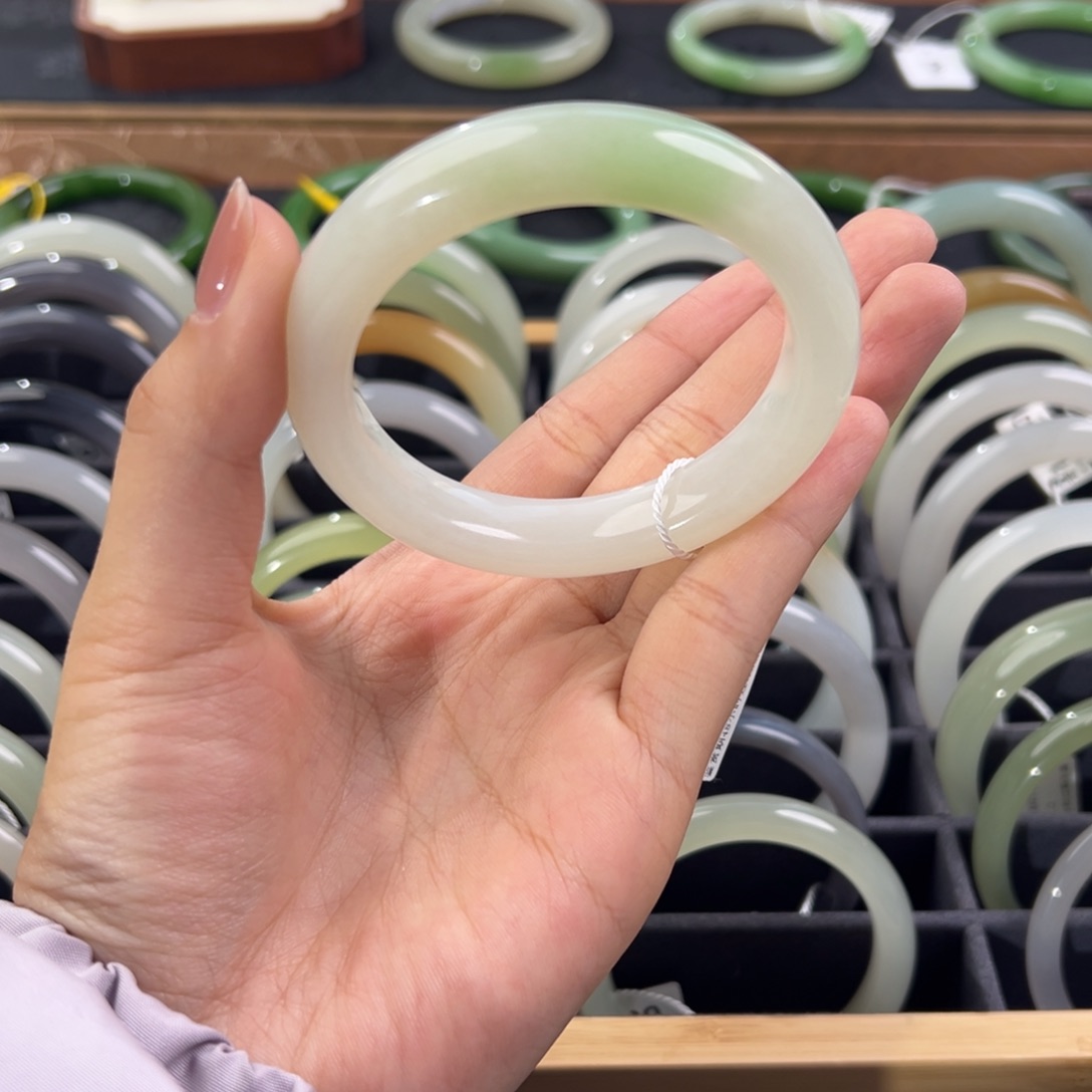 和田玉未镶嵌手镯有微瑕