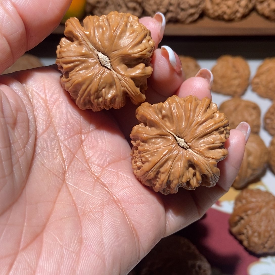 文玩核桃吊坠白狮子