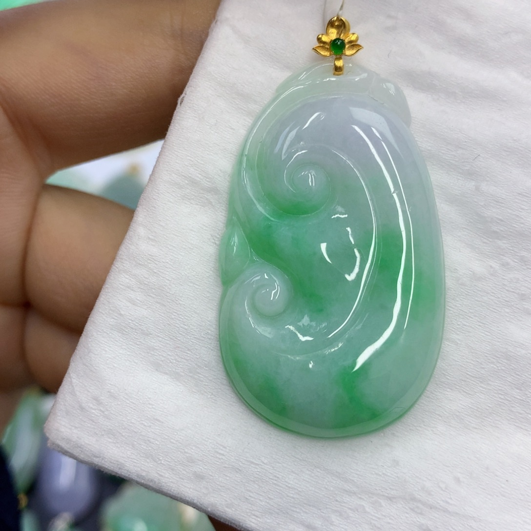 翡翠18K金镶嵌颈饰