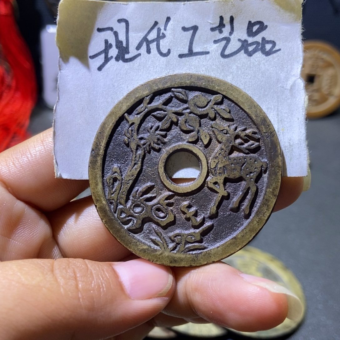 现代工艺品小鹿吃桃花钱