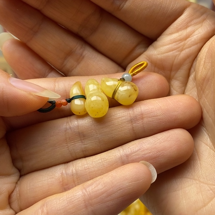 黄***河蜜蜡未镶嵌裸石瑕疵，小坑