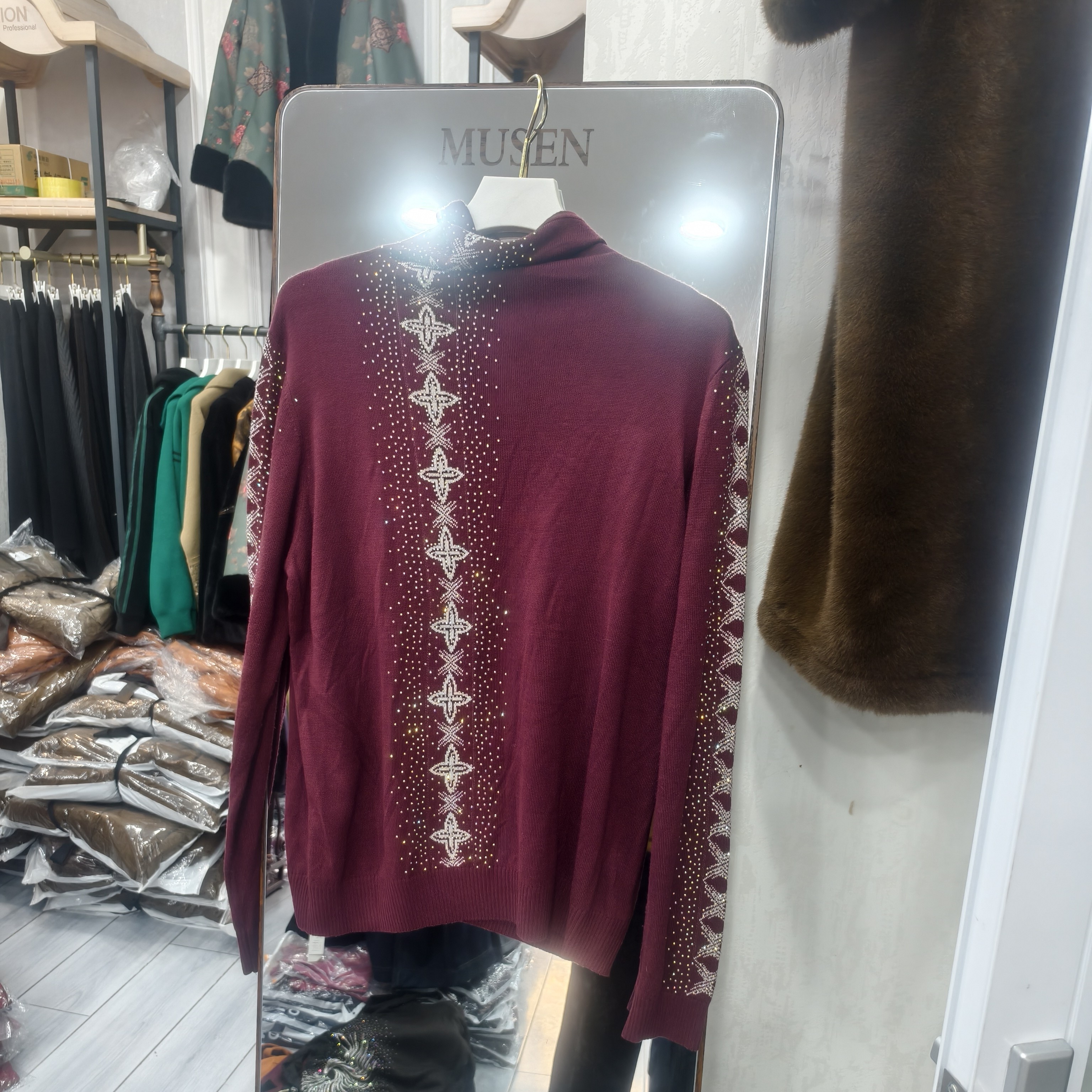 亮树钻袖上带钻高领毛衣