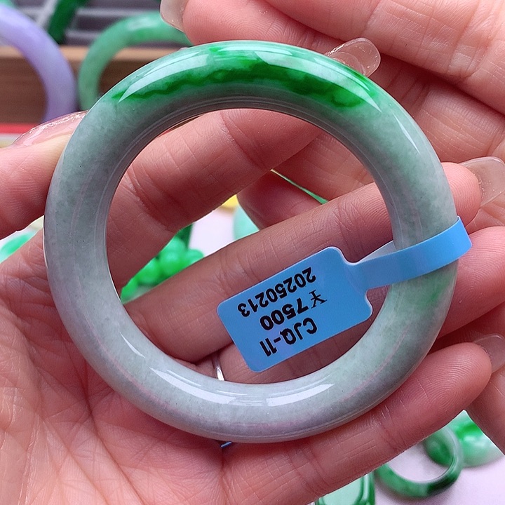 翡翠手镯未镶嵌翡翠