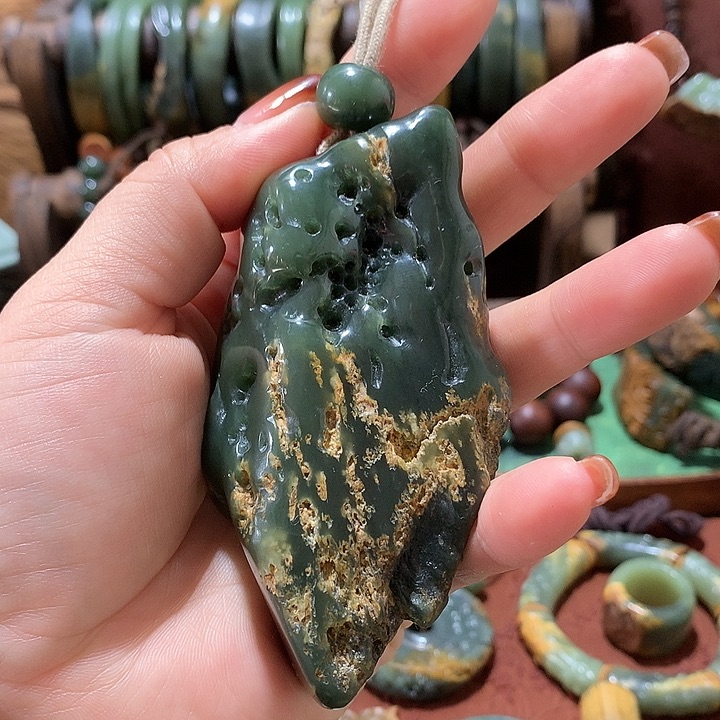 未镶嵌岫岩河磨玉（透闪石质玉）挂件
