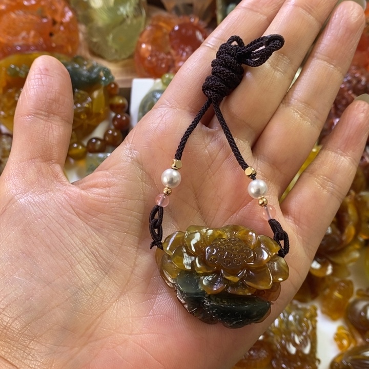 蛇纹石玉未镶嵌颈饰