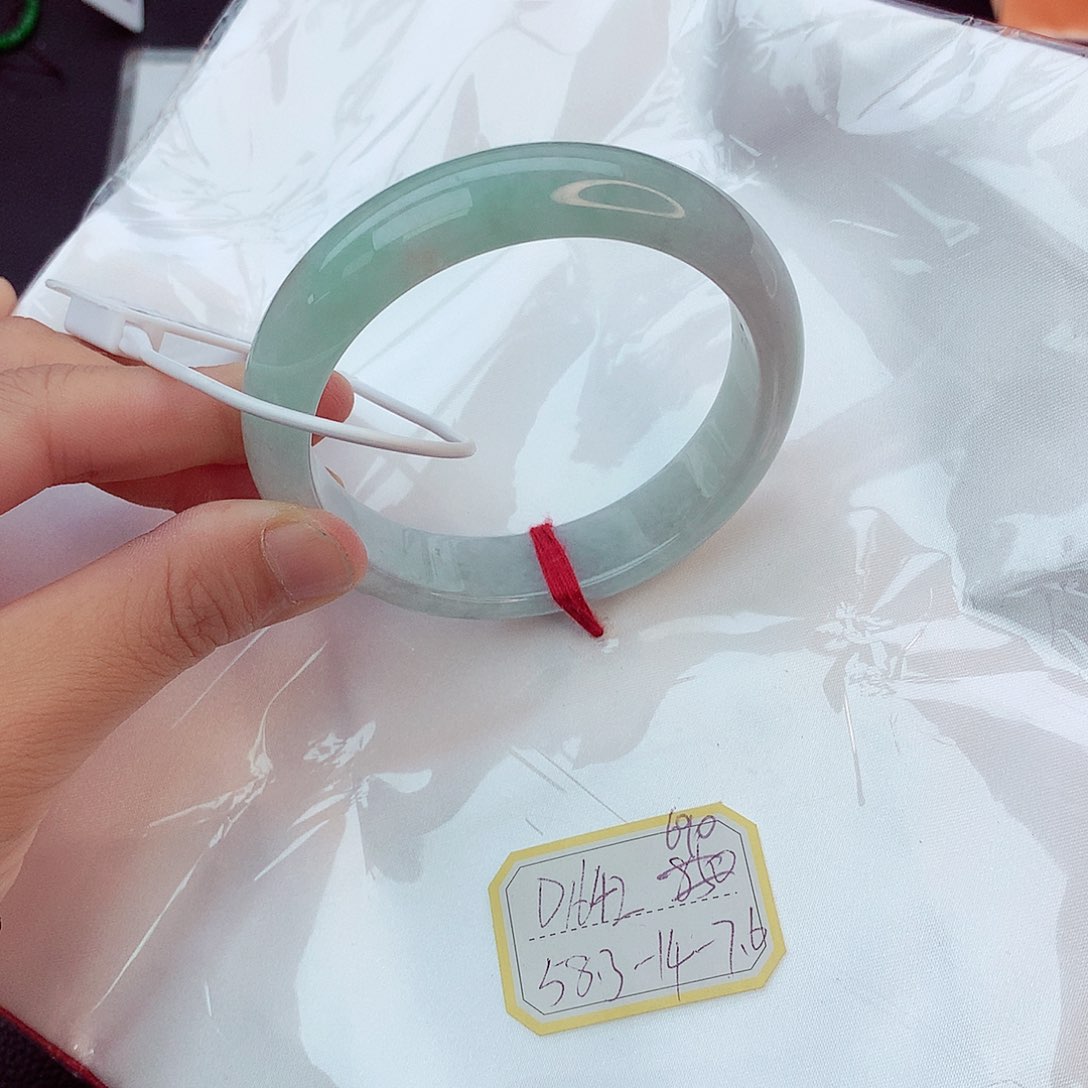 翡翠手镯未镶嵌翡翠