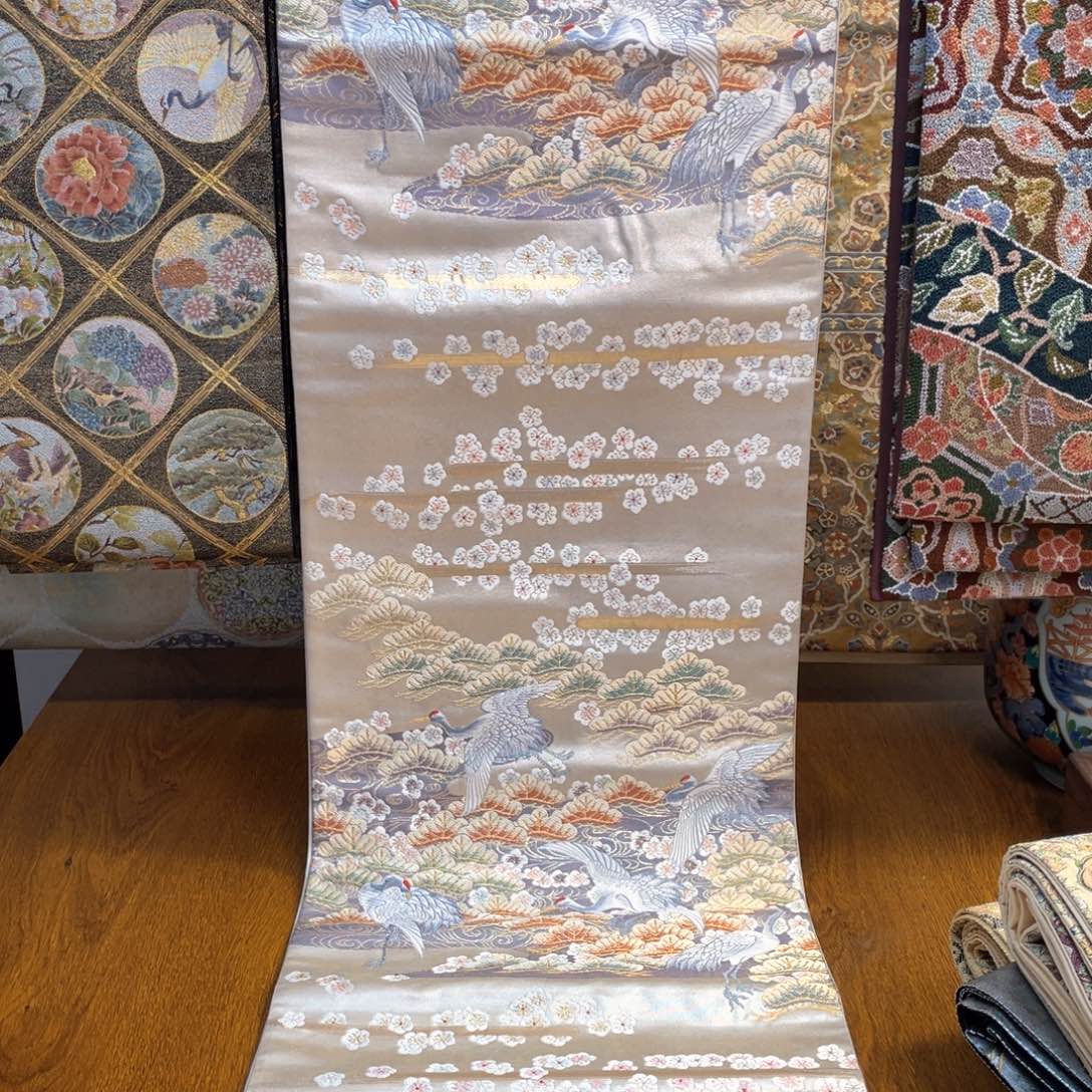 织绣梅花云松仙鹤纹
