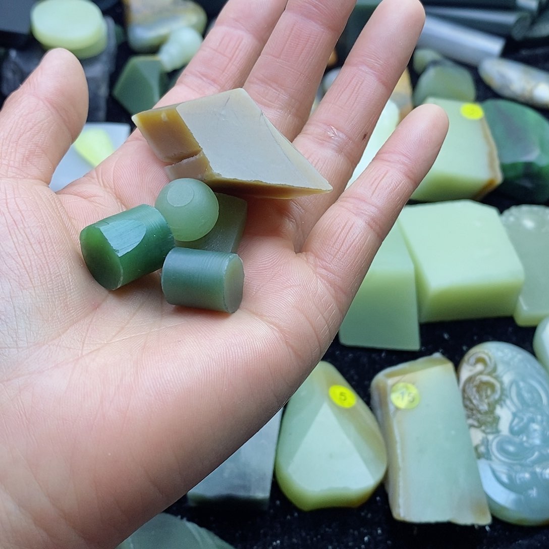 颈饰未镶嵌和田玉屹**饰