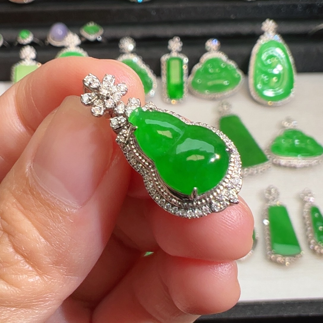 翡翠吊坠(不含链)18K金镶嵌