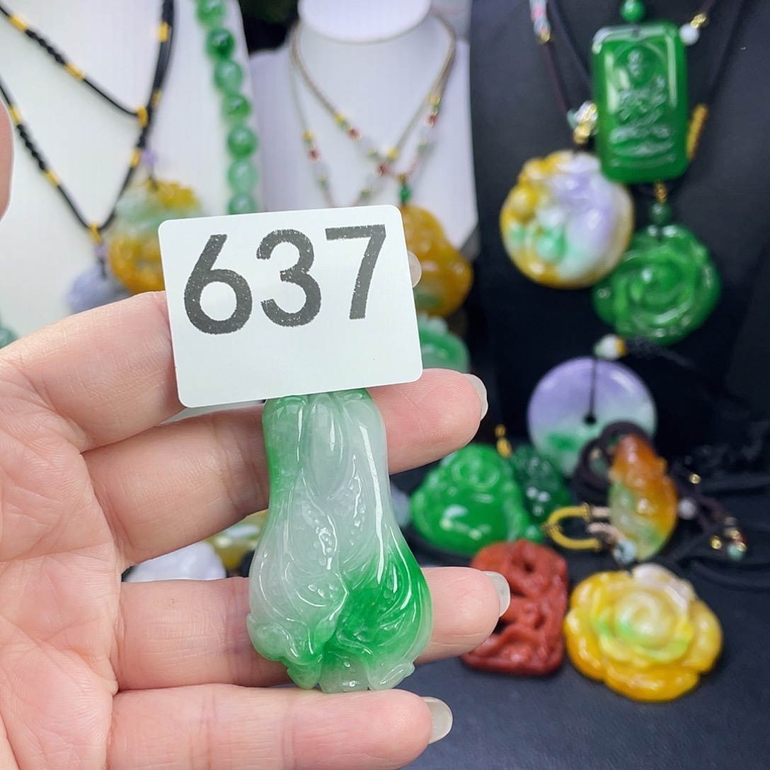 翡翠未镶嵌吊坠(赠链)