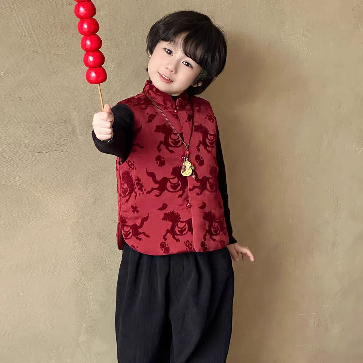 2026马年汉服男童新中式夹棉马甲冬装儿童红色马上有钱宝宝拜年服