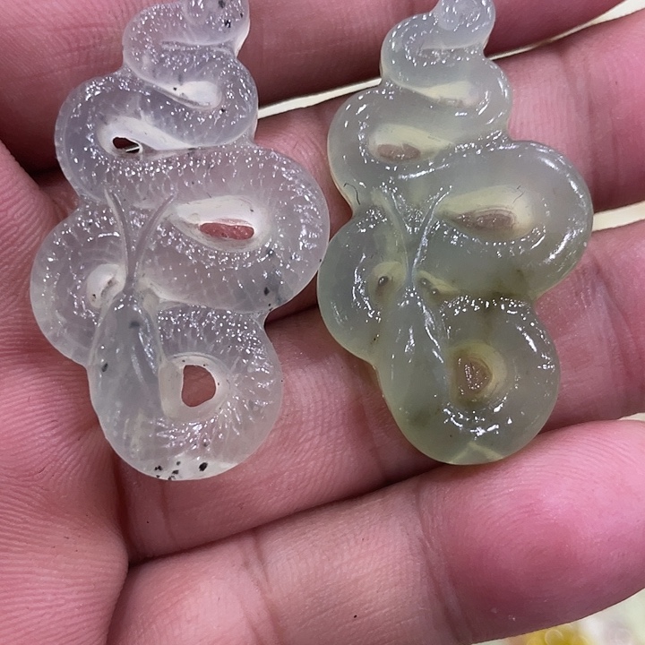 蛇纹石玉未镶嵌颈饰