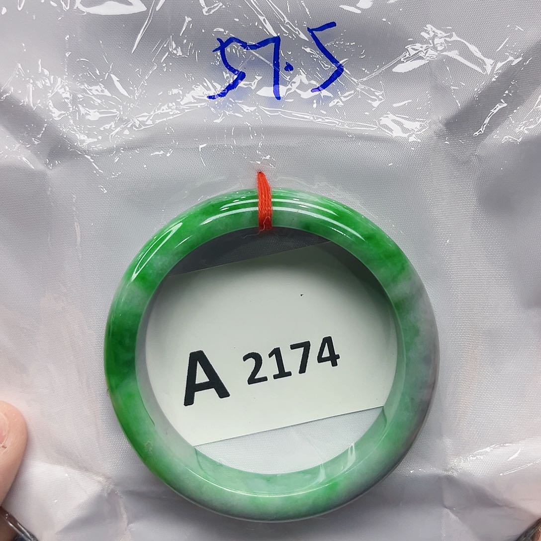 翡翠手镯未镶嵌多样性
