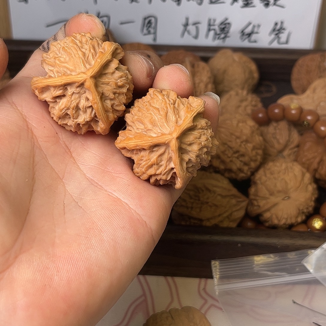 别***特文玩核桃吊坠三棱