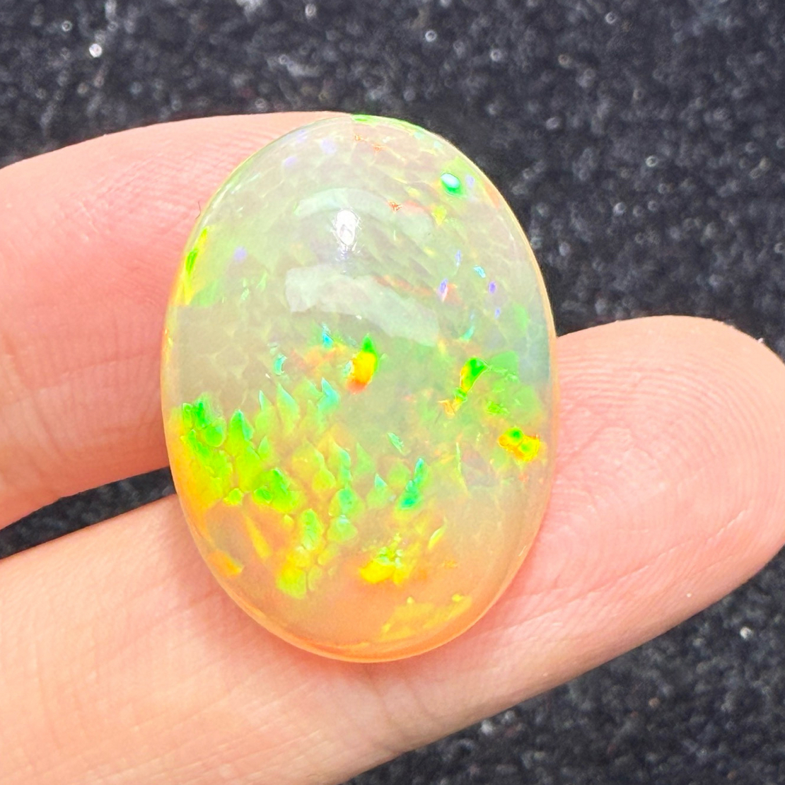 16.34ct天然彩欧泊裸石，原皮，尺寸23.9*17.5*9.3mm，颜色美艳