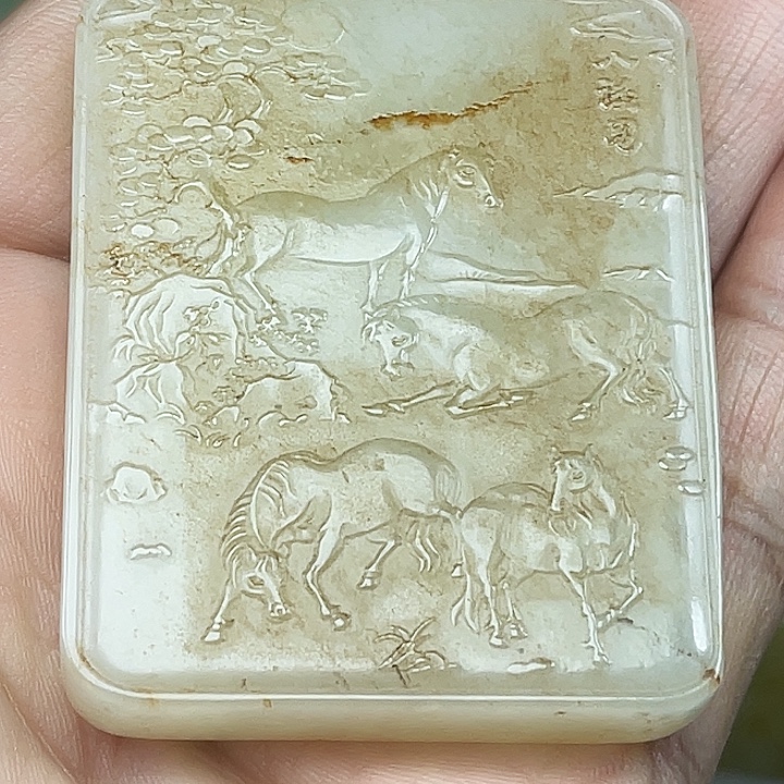 戴***华和田玉（青白玉）未镶嵌颈饰